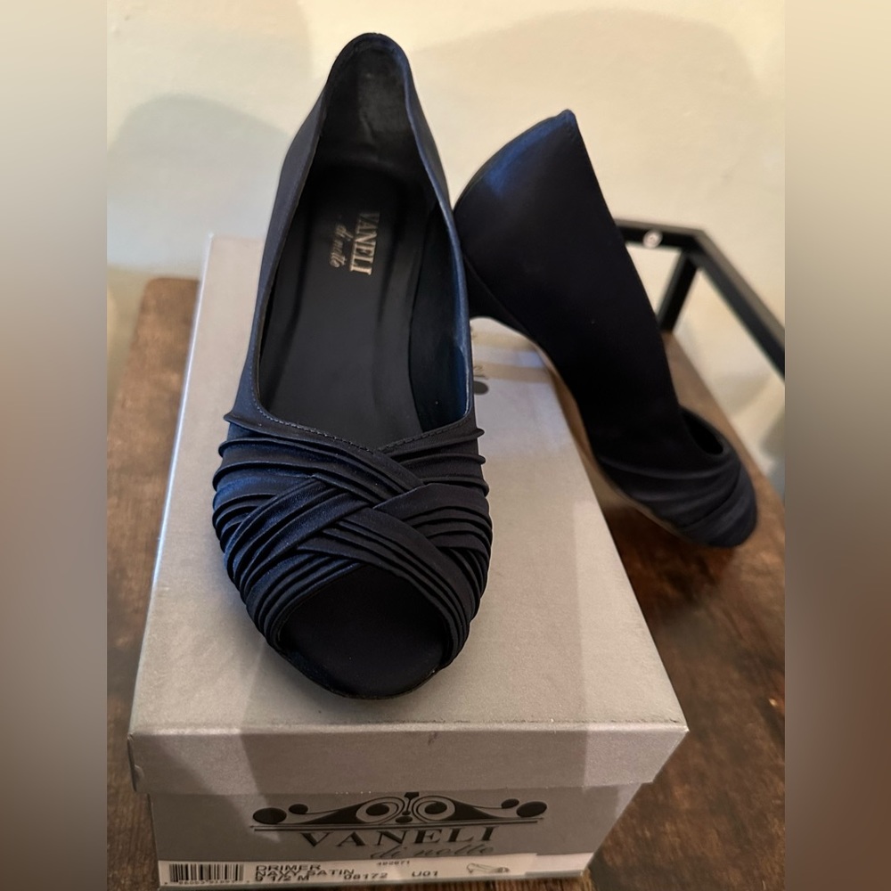 Vaneli di notte Womens Drimer Navy Satin pumps